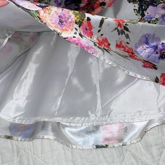 Elegant Formal Floral Maxi skirt. Perfect for a modern and classy look! 🌼🌺🌷🌸 - Picture 8 of 12